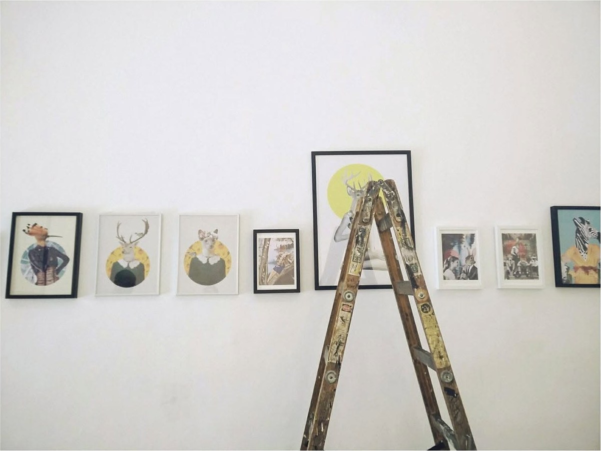 Hanging the show, Kuli Alma, Tel Aviv, 2017.